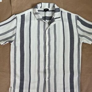Forever 21 men's short-sleeve button-down shirt